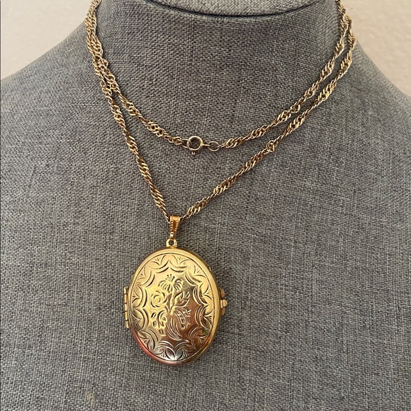Vintage Jewelry - Vintage Gold Tone Pendant Locket & Chain Necklace